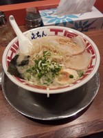 「ラーメン（中盛・得入り）」@屯ちん 池袋本店の写真