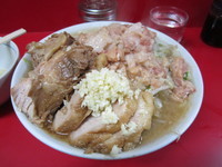 「小豚（ヤサイニンニクアブラ）＋生玉子」@ラーメン二郎 西台駅前店の写真