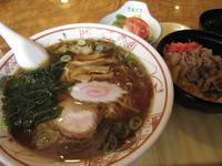 「ラーメンセット(ラーメン+半牛丼+サラダ) 850円」@さえぐさ本店の写真