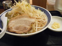 「角ふじ麺（野菜ちょいマシ+ニンニク+アブラ(?)）750円」@山岸一雄製麺所 池袋店の写真