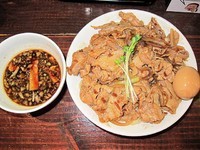 「肉盛りつけ麺並780円＋味玉100円＋無料肉増し」@魁 肉盛りつけ麺 六代目けいすけの写真