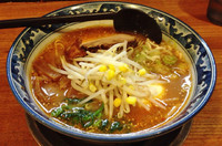 「味噌らーめん(冬季限定11月~3月)+味玉+ごはん(並)」@○屋製麺店の写真