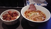 「にぼしラーメン＋中盛増＋肉丼(680円＋0円＋250円)」@にぼしらーめん とつきの写真
