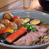 「熊本ラーメンにたこ焼君とチャーシューだぁ?、大盛り800円」@肥後っ子 大石家の写真