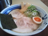 「琥珀そば（塩）（中太麺）」@自家製麺 琥珀の写真