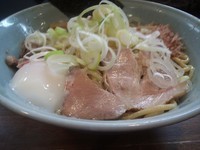 「温玉油そば 大盛 950円」@兎に角 松戸店の写真