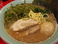 「中ラーメン(硬め)くきワカメ､味付玉子+小ライス」@横浜家系ラーメン 心家の写真