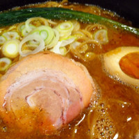 「八辛麺+大盛り+サービスライス」@らぁめん8の写真