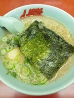 「醤油ラーメン（味玉トッピング）」@ラーメン山岡家 大口店の写真