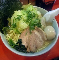 「ラーメン(並)＋ワンタン＋キャベツ＋味玉」@おーくら家 本店の写真