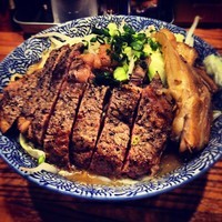 「ミニらーめん150ｇデフォルト feat.牛ステーキ」@ラーメン燈郎の写真