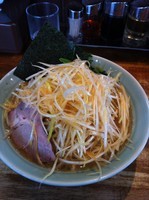 「ねぎラーメン中盛、麺硬」@壱六家 大和店の写真