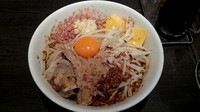 「まぜそば(中)＋全増し(無料) ￥850」@ジャンクガレッジ 東京ラーメンストリートの写真