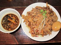 「肉盛りつけ麺並780円＋無料肉増し＋無料味玉」@魁 肉盛りつけ麺 六代目けいすけの写真