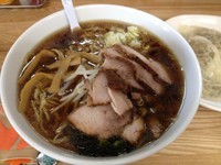 「醤油チャーシュー麺＋ゆでワンタン（￥900＋￥250平日昼）」@味の大西 茅ヶ崎店の写真