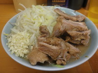 「豚入り（８００円）野菜・ニンニク」@ラーメン二郎 新橋店の写真