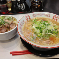 「ラーメン＋チャーシュー丼」@元祖背脂豚骨醤油ラーメン 大宝の写真