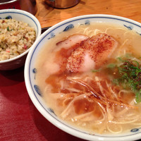 「黒らあめん＋ランチ炒飯100円」@らあめん 渋谷三丁目の写真