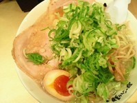「しょう油味玉子ラーメン（薬味ネギ大盛）」@超ごってり麺 ごっつ 秋葉原店の写真