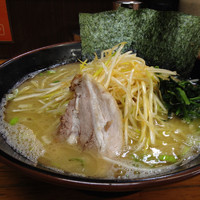 「塩ネギラーメン(中盛)」@横浜ラーメン とんこつ家 鹿島店の写真