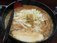 「鉄鍋味噌らあめん（大盛り）」@煮干しらあめん 燕黒の写真