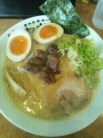 「牛骨半熟煮玉子ラーメン」@黒毛牛骨ラーメン 牛次郎の写真