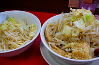 「豚ラーメン（ニンニク、カラメ、辛玉、野菜はマシマシ）」@用心棒の写真