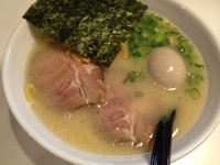 「らーめん白・太麺＋味付たまご（￥600＋￥100）」@麺屋のすけ 南林間店の写真