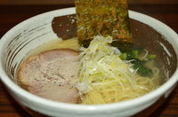 「あっさり魚介の塩らあめん　700円」@らあめん ひばりやの写真