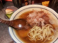 「黄ぃそば　ラーどん　750円　魚介系」@烈志笑魚油 麺香房 三くの写真