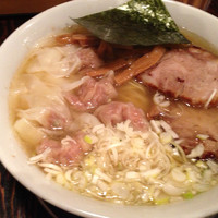 「ワンタン麺大盛り(塩)細麺+チャーシュー」@中華そば あおいの写真