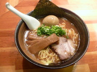 「らーめん（濃厚）中盛　７５０円＋サービス味玉」@瞠 池袋店の写真