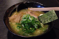 「九条ねぎ塩らーめん＋めし(小)750円＋100円」@つけめん 美豚 西八王子店の写真