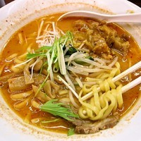 「牛すじそば（大盛ランチタイムサービス）　890円」@もつの屋の写真