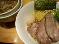 「濃い煮干しのつけめん[平日夜限定]800+ﾁｬｰｼｭｰ・味玉」@○心厨房の写真