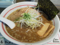 「魚介醤油ラーメン　鯖（さば）：背脂あり（大盛り）」@俺らラーメン ちょもらんまの写真