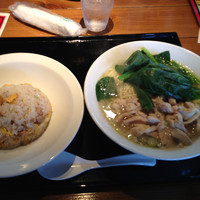 「とりそば・塩+半チャーハンセット(634円)」@モダンチャイニーズ ムサシの写真