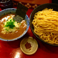 「二代目つけ麺、特盛、タマネギトッピング、魚粉は別皿提供」@二代目狼煙 本店 葉隠製麺の写真