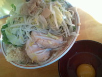 「小ラーメン豚入り 生玉子 アブラ ニンニク少し」@豚星。の写真