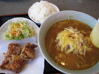 「チーズカレーラーメン＋唐揚げ＋ライス＋サラダ　714円」@くるまやラーメン 伊勢崎店の写真