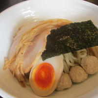 「濃厚とりつけそば（７５０円）＋ナンコツ入り鶏だんご」@吉田商店の写真