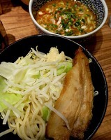 「辛つけ麺＋味玉（麺180g、ニンニク。880円）」@ラーメン燈郎の写真