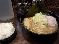 「まるげんラーメン中盛り（750円）」@豚骨ラーメン まるげんの写真