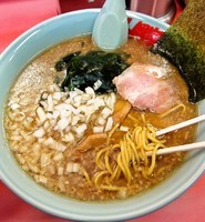 「プレミアム醤油とんこつ＋中盛　780円+100円=880円」@ラーメン山岡家 牛久店の写真