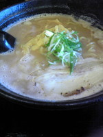 「濃厚中華そば（ちぢれ麺）無料トッピングサービス券で大盛り」@麺の蔵 かめだ屋の写真