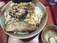 「黒カレーまぜそば+焼きチャーシュー(900円)」@食処 渓の写真