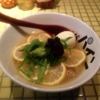 「限定ラーメン「レレレレ レモン」￥８００」@パイナップルラーメン屋さん パパパパパインの写真