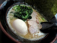 「醤油ラーメン（半麺）６５０円 + 味玉（無料）」@壱成家 南越谷本店の写真