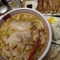 「おいしいラーメンと餃子とオニギリのセット」@どうとんぼり神座 アトレ恵比寿店の写真