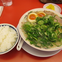 「特製醤油ラーメン（６５０円）＋味玉＋小ライス」@魁力屋 柏市役所前店の写真